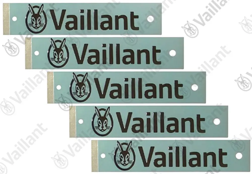 Vaillant Firmenschilder in einer Reihe, mit schwarzem Schriftzug auf transparentem Hintergrund. Jedes Schild zeigt das Logo und den Markennamen.